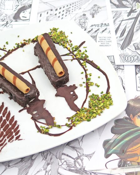 Torta al cioccolato a forma di spade de l'attacco dei giganti