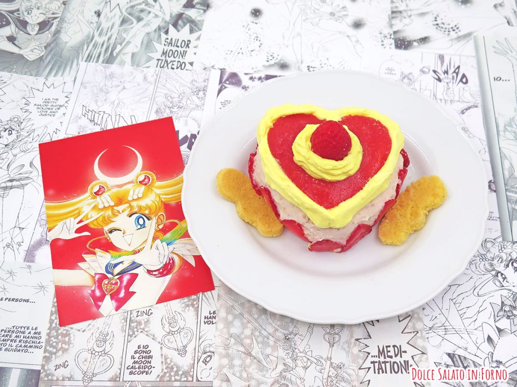 Torta alle fragole monoporzione a forma di Crisis Moon Compact di Sailor Moon
