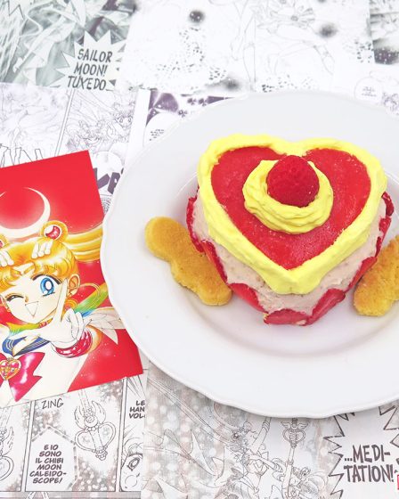 Torta alle fragole monoporzione a forma di Crisis Moon Compact di Sailor Moon