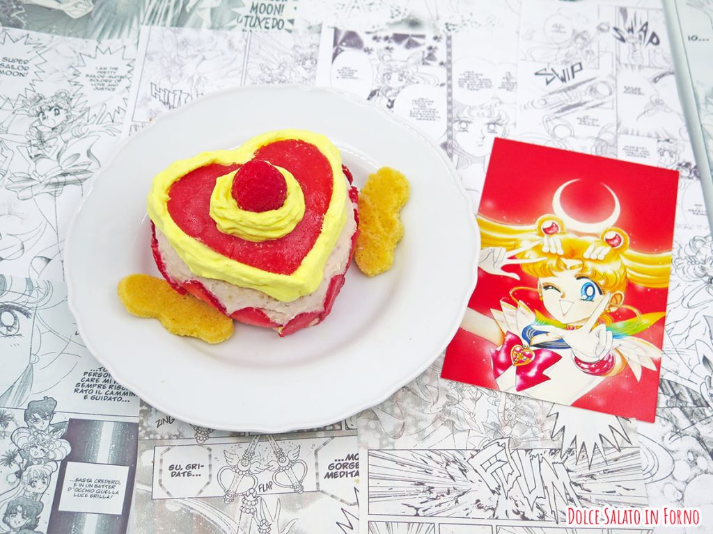 Torta monoporzione alle fragole a forma di Crisis Moon Compact di Sailor Moon