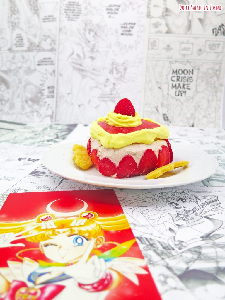 Torta alle fragole monoporzione a forma di Crisis Moon Compact di Sailor Moon