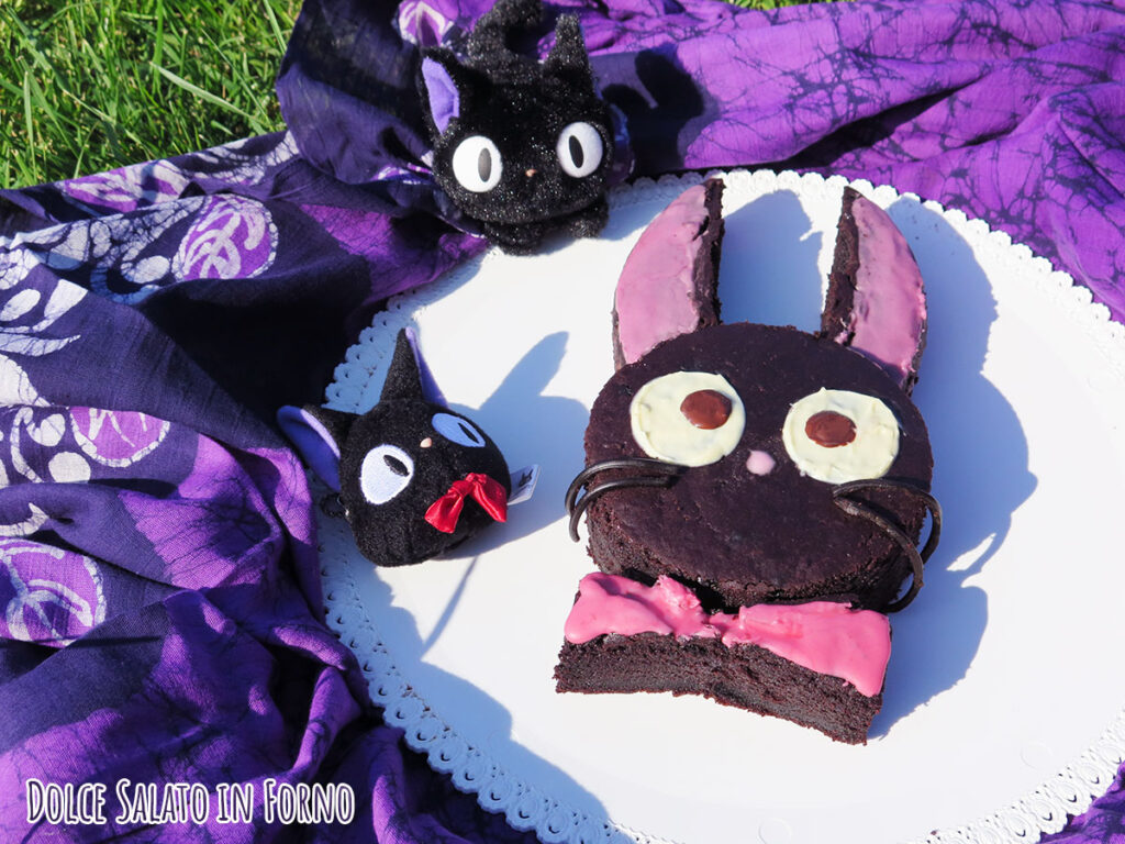 Torta cioccolato e vaniglia a forma di Jiji di Kiki's Delivery Service