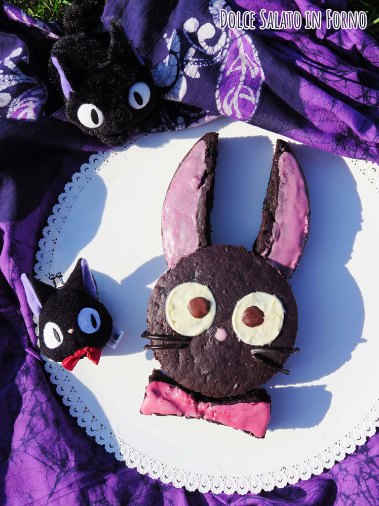 Torta cioccolato e vaniglia a forma di Jiji di Kiki's Delivery Service