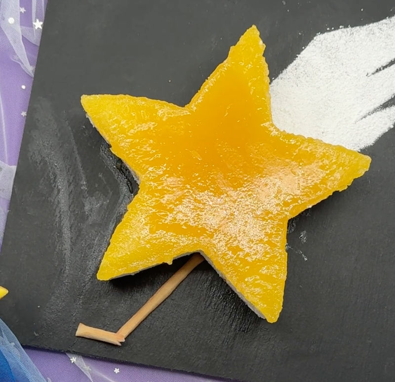 torta a forma di auricolare delle Sailor Starlights