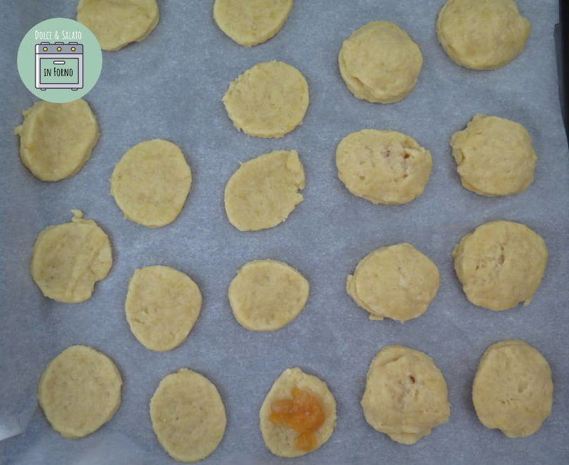 Stendere la marmellata sui biscotti
