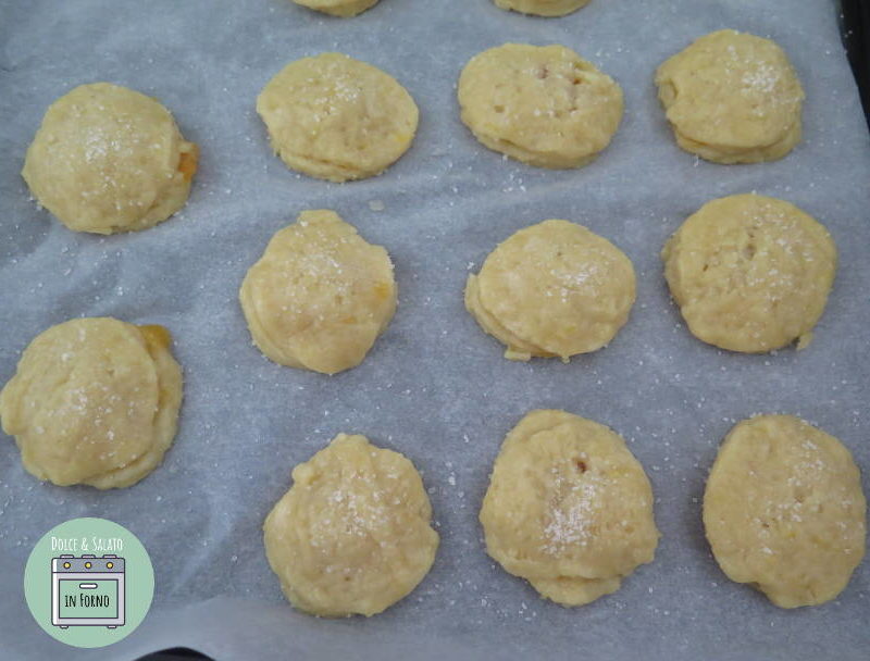 Cospargere i biscotti con lo zucchero