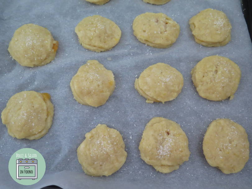 Cospargere i biscotti con lo zucchero