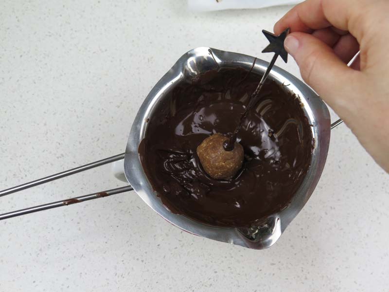 immergi le palline nel cioccolato