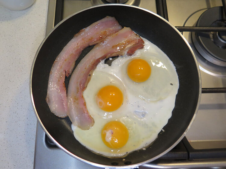 uova all'occhio di bue e bacon