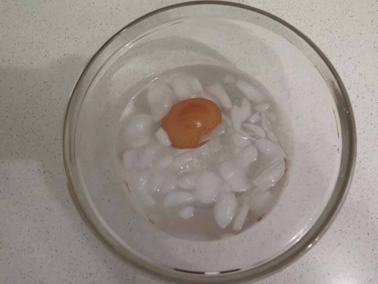 uovo sodo in acqua ghiacciata